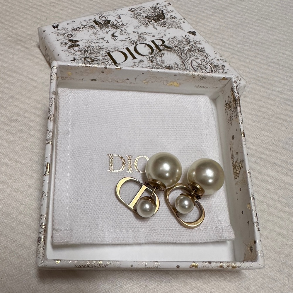 Dior Tribales Earrings
Antique Gold-Finish Metal with White Resin Pearls - Picture 5 of 6